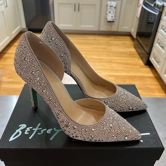 Blue by Betsey Johnson Women's Sb-hazil Pump Silver Satin size 9 - Picture 4 of 7